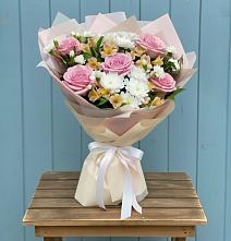 Букет цветов из:  Гвоздики, Орхидеи и Розы в Зуевке Курской области