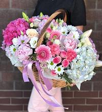 Цветочная композиция из Розы, Хризантемы, Пионы и Лизиантусы в корзине в Зуевке Курской области
