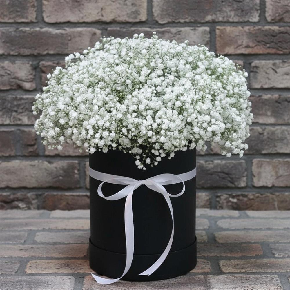 Цветочная композиция из Гипсофила в шляпной коробке в Зуевке Курской области