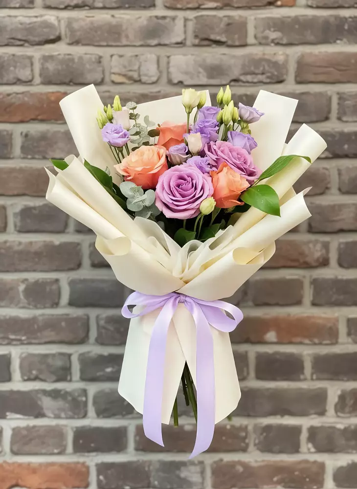 Букет цветов из: Лизиантусы и Розы в Зуевке Курской области