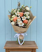 Букет цветов из:  Альстромерии, Лизиантусы, Розы и Хризантемы в Зуевке Курской области