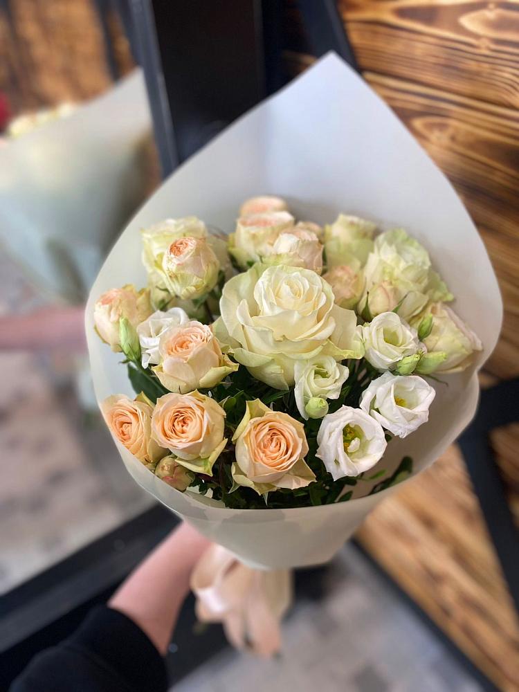 Букет цветов из: Розы и Лизиантусы в Зуевке Курской области